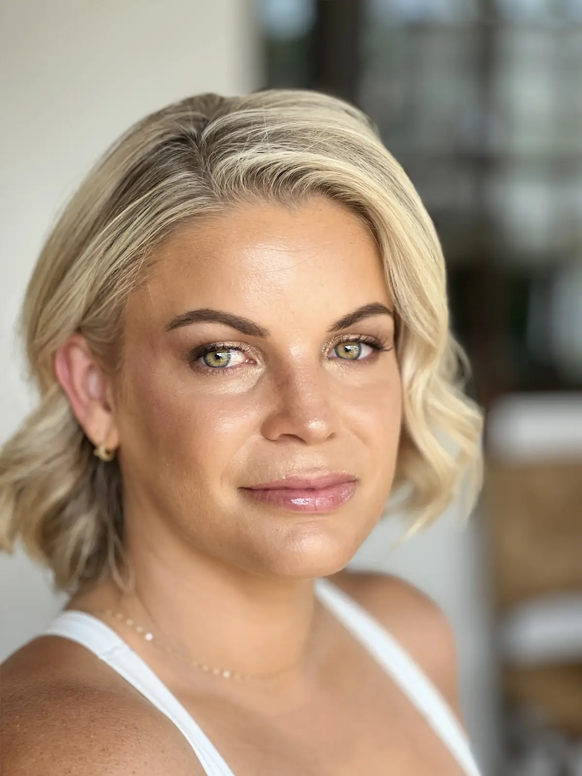 Fresh bronzed makeup with soft brown eyeshadow and a glossy pink lip
